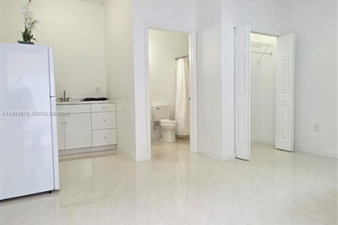 Снять в аренду коммерческую недвижимость в Майами, Флорида 1 спальня, 244.24м2, № 2044879 - фото 13