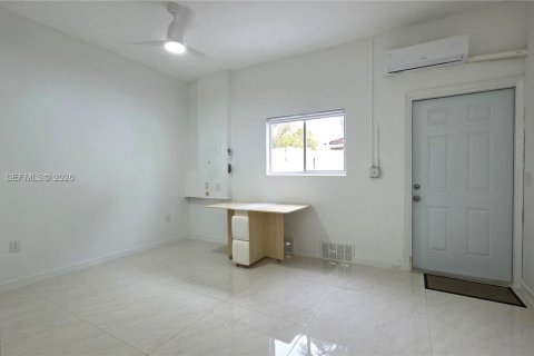 Снять в аренду коммерческую недвижимость в Майами, Флорида 1 спальня, 244.24м2, № 2044879 - фото 8