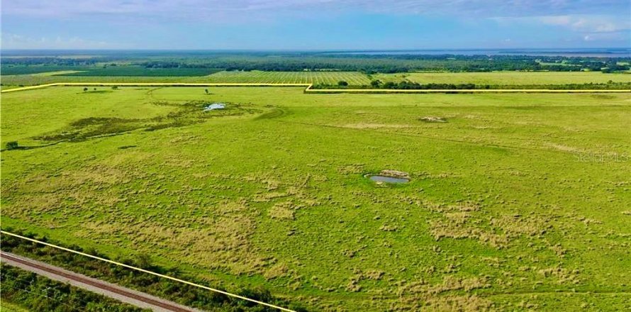 Terrain à Lorida, Floride № 1913102