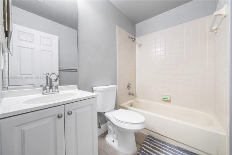 Townhouse in Atlantis, Florida 3 bedrooms, 121.52 sq.m. № 1947753 - photo 23