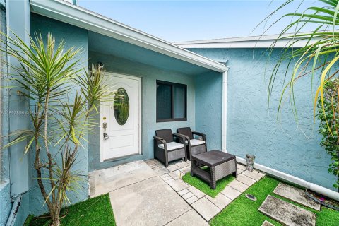 Townhouse in Atlantis, Florida 3 bedrooms, 121.52 sq.m. № 1947753 - photo 5