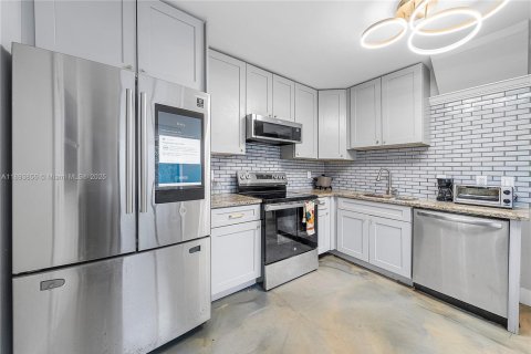 Townhouse in Atlantis, Florida 3 bedrooms, 121.52 sq.m. № 1947753 - photo 14