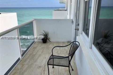 Copropriété à louer à Hollywood, Floride: 1 chambre, 83.24 m2 № 1729383 - photo 1