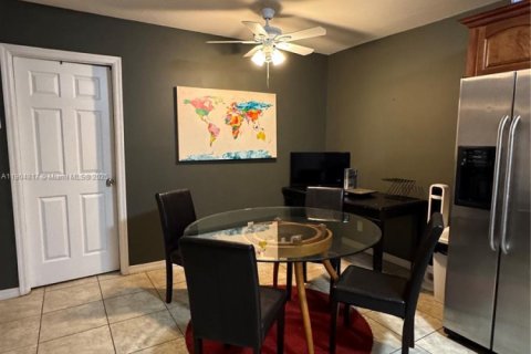 Condominio en alquiler en Hollywood, Florida, 2 dormitorios, 82.68 m2 № 2060024 - foto 2