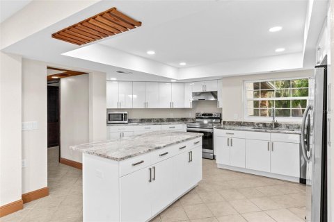Villa ou maison à louer à Thonotosassa, Floride: 2 chambres, 270.16 m2 № 2167308 - photo 15
