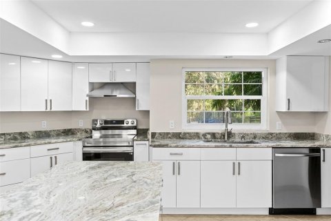 Villa ou maison à louer à Thonotosassa, Floride: 2 chambres, 270.16 m2 № 2167308 - photo 16