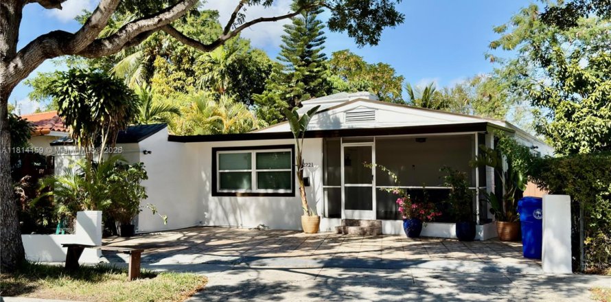 Commercial property in Miami, Florida 204.38 sq.m. № 1874383