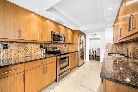 Condo in Miami, Florida, 2 bedrooms  № 2082907 - photo 13
