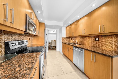 Condo in Miami, Florida, 2 bedrooms  № 2082907 - photo 14