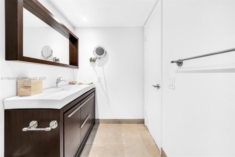 Condo in Miami, Florida, 2 bedrooms  № 2082907 - photo 26