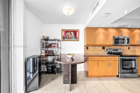 Condo in Miami, Florida, 2 bedrooms  № 2082907 - photo 18