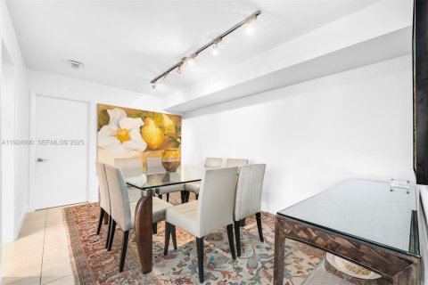 Condo in Miami, Florida, 2 bedrooms  № 2082907 - photo 10