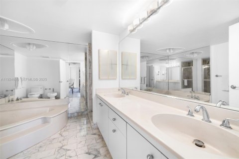 Condo in Miami, Florida, 2 bedrooms  № 2082907 - photo 22