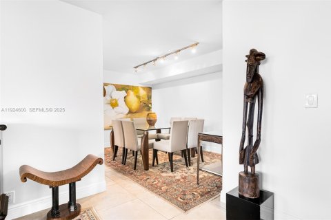 Condo in Miami, Florida, 2 bedrooms  № 2082907 - photo 9