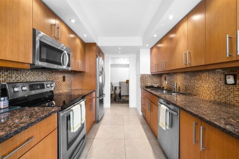 Condo in Miami, Florida, 2 bedrooms  № 2082907 - photo 12