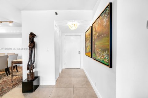Condo in Miami, Florida, 2 bedrooms  № 2082907 - photo 3