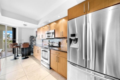 Condo in Miami, Florida, 2 bedrooms  № 2082907 - photo 16