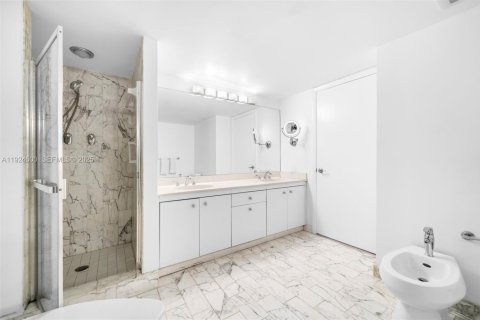 Condo in Miami, Florida, 2 bedrooms  № 2082907 - photo 23