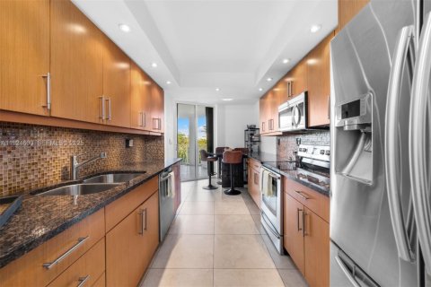 Condo in Miami, Florida, 2 bedrooms  № 2082907 - photo 15
