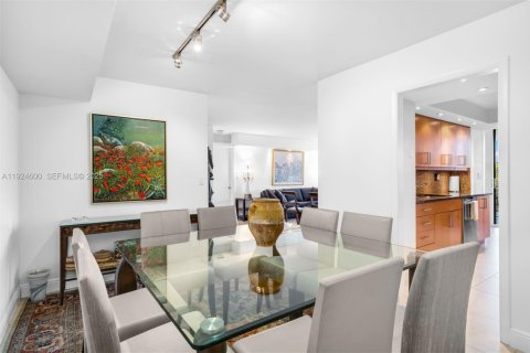 Condo in Miami, Florida, 2 bedrooms  № 2082907 - photo 11