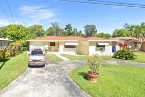 Casa en venta en Hollywood, Florida, 2 dormitorios, 151.15 m2 № 1955989 - foto 1