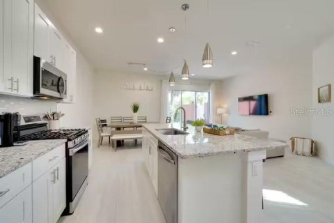 Adosado en venta en Kissimmee, Florida, 5 dormitorios, 197.14 m2 № 1918569 - foto 5
