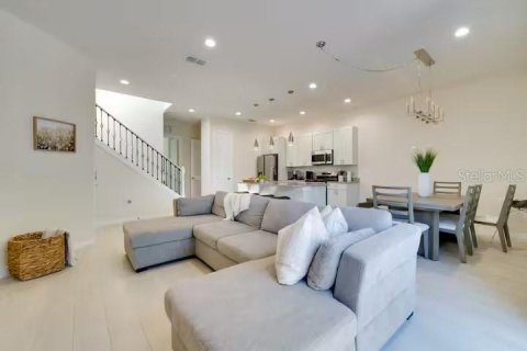 Adosado en venta en Kissimmee, Florida, 5 dormitorios, 197.14 m2 № 1918569 - foto 2