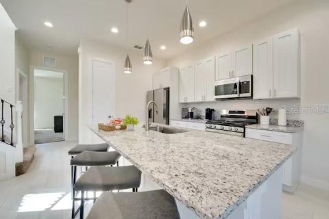 Adosado en venta en Kissimmee, Florida, 5 dormitorios, 197.14 m2 № 1918569 - foto 4