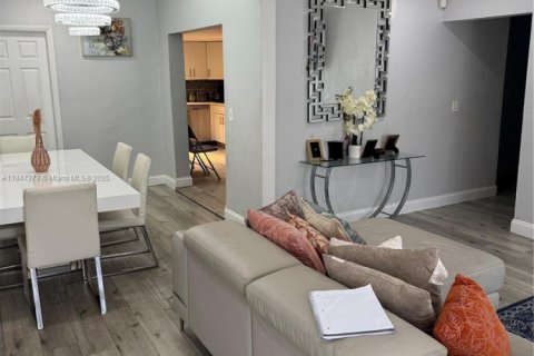 Casa en venta en North Miami Beach, Florida, 4 dormitorios, 171.68 m2 № 1855392 - foto 7