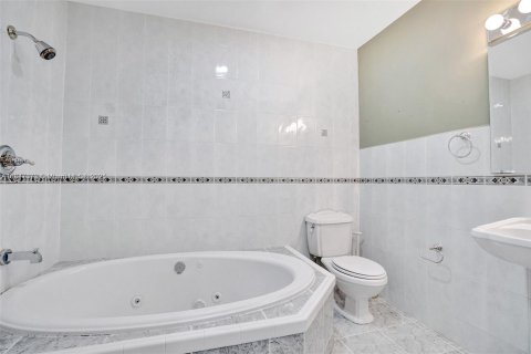 Casa en venta en North Miami Beach, Florida, 4 dormitorios, 171.68 m2 № 1855392 - foto 14