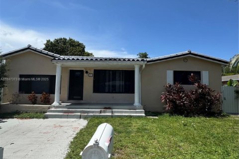 Casa en venta en North Miami Beach, Florida, 4 dormitorios, 171.68 m2 № 1855392 - foto 1