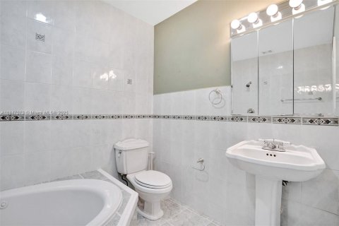 Casa en venta en North Miami Beach, Florida, 4 dormitorios, 171.68 m2 № 1855392 - foto 15