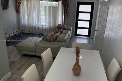 Casa en venta en North Miami Beach, Florida, 4 dormitorios, 171.68 m2 № 1855392 - foto 4