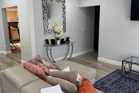 Casa en venta en North Miami Beach, Florida, 4 dormitorios, 171.68 m2 № 1855392 - foto 8