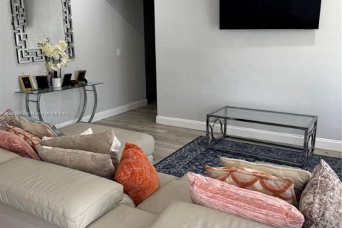 Casa en venta en North Miami Beach, Florida, 4 dormitorios, 171.68 m2 № 1855392 - foto 9