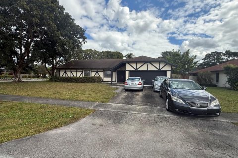 Купить виллу или дом в Плантация, Флорида 4 спальни, 193.33м2, № 2022193 - фото 1
