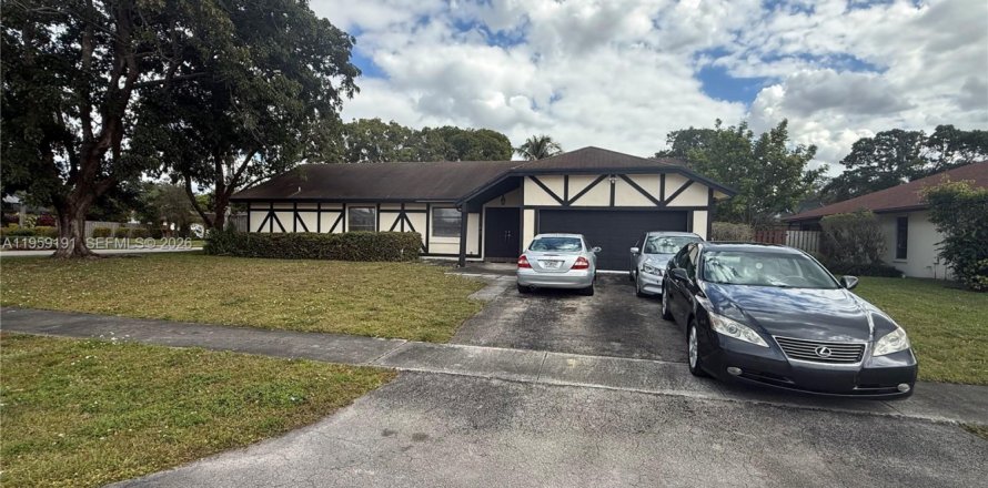 Дом в Плантация, Флорида 4 спальни, 193.33м2 № 2022193