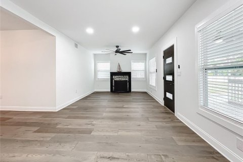 House in Saint Petersburg, Florida 5 bedrooms, 224.73 sq.m. № 1537643 - photo 13