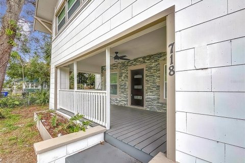 House in Saint Petersburg, Florida 5 bedrooms, 224.73 sq.m. № 1537643 - photo 6