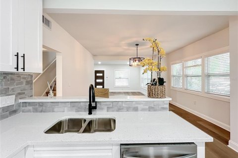 House in Saint Petersburg, Florida 5 bedrooms, 224.73 sq.m. № 1537643 - photo 27