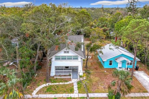 House in Saint Petersburg, Florida 5 bedrooms, 224.73 sq.m. № 1537643 - photo 2