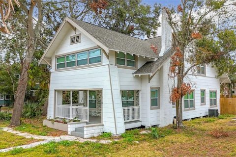 House in Saint Petersburg, Florida 5 bedrooms, 224.73 sq.m. № 1537643 - photo 1