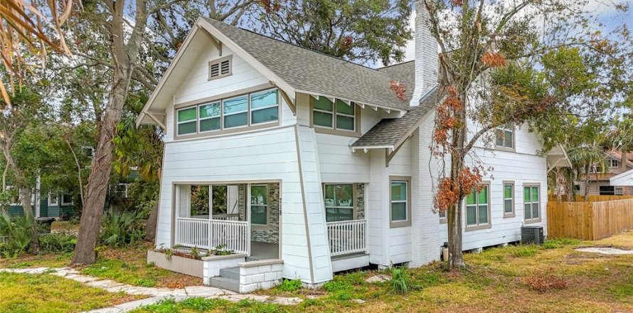 House in Saint Petersburg, Florida 5 bedrooms, 224.73 sq.m. № 1537643