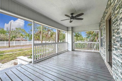 House in Saint Petersburg, Florida 5 bedrooms, 224.73 sq.m. № 1537643 - photo 7