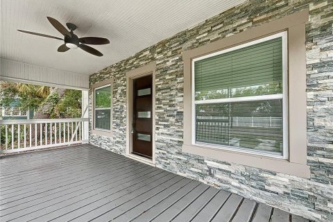 House in Saint Petersburg, Florida 5 bedrooms, 224.73 sq.m. № 1537643 - photo 8