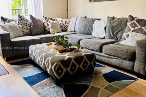 Купить таунхаус в Санрайз, Флорида 3 спальни, 130.9м2, № 1987977 - фото 2