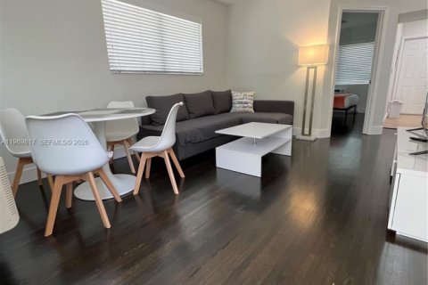 Casa en alquiler en Miami Beach, Florida, 2 dormitorios, 102.19 m2 № 2030639 - foto 2