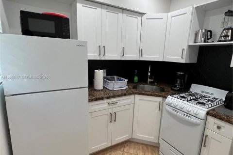 Casa en alquiler en Miami Beach, Florida, 2 dormitorios, 102.19 m2 № 2030639 - foto 10