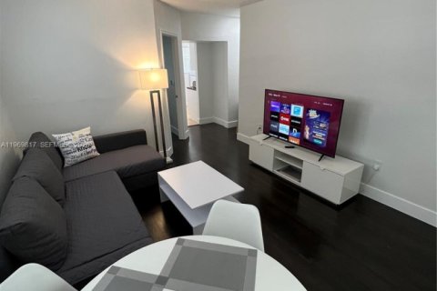 Casa en alquiler en Miami Beach, Florida, 2 dormitorios, 102.19 m2 № 2030639 - foto 4