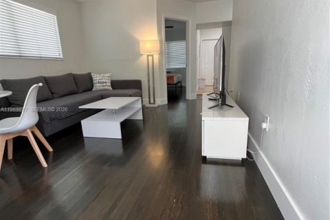 Casa en alquiler en Miami Beach, Florida, 2 dormitorios, 102.19 m2 № 2030639 - foto 3